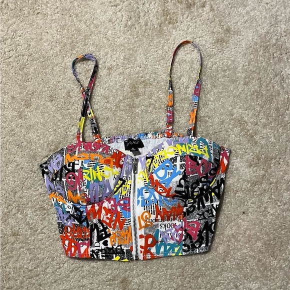 - Super cute crop to/ Size M.         D1 - Picture 4 of 9